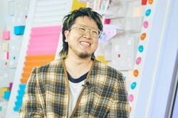 第1子誕生・こっちのけんと “我が子”を優しく包み込んだような1枚と共に喜びを報告！「寝かしつけが楽しい」子育てに励む様子に「なんと頼もしいパパ」