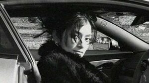 ローラ イギリス高級車との2ショット披露！のどかな田園風景を背に全身ブラックコーデでクールにポージングした姿が反響「ボンドガールみたい」「めちゃくちゃかっこいい」