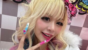 「人生で初めて･･･」エルフ荒川 “カラコンなし”で雰囲気ガラリ！リムレスメガネと相性抜群の“引き算メイク”公開「衣装も相まって全て素敵」