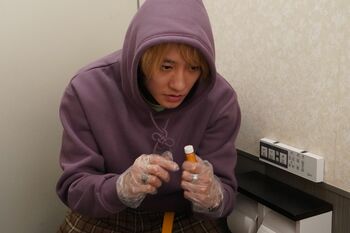 『イップス』藤原季節が生配信中に相方を…第2話犯行シーンが解禁！生カラオケ店のトイレ×謎の粉による犯行トリックとは