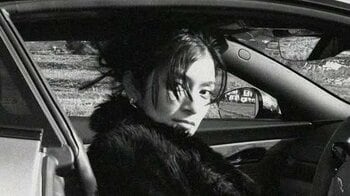 ローラ イギリス高級車との2ショット披露！のどかな田園風景を背に全身ブラックコーデでクールにポージングした姿が反響「ボンドガールみたい」「めちゃくちゃかっこいい」