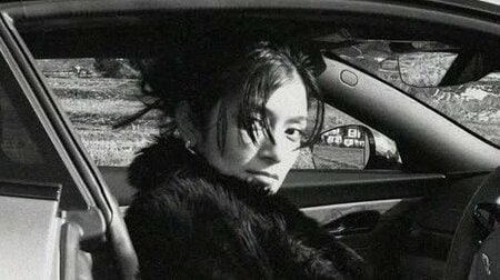 ローラ イギリス高級車との2ショット披露！のどかな田園風景を背に全身ブラックコーデでクールにポージングした姿が反響「ボンドガールみたい」「めちゃくちゃかっこいい」