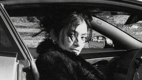 ローラ イギリス高級車との2ショット披露!のどかな田園風景を背に全身ブラックコーデでクールにポージングした姿が反響「ボンドガールみたい」「めちゃくちゃかっこいい」