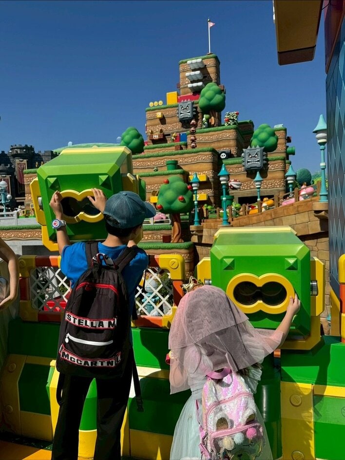 【画像】蛯原友里 2人の子どもとUSJでお揃いポーズをする姿やミャクミャクとのにっこりツーショットを見る