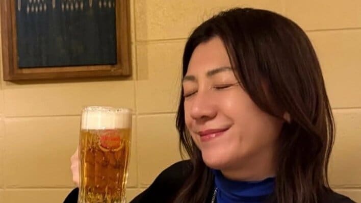 野々村友紀子 豪華ホテルのリゾート感満載ショット公開！沖縄滞在で優雅にリラックスする様子やビールジョッキで乾杯する姿に「素敵」