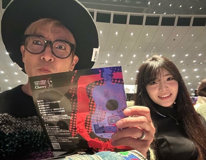 【画像】「あら？デートですか？」つるの剛士が妻手編みのセーターを着て次女と一緒にライブに行ったときの仲良し親子ショットを見る