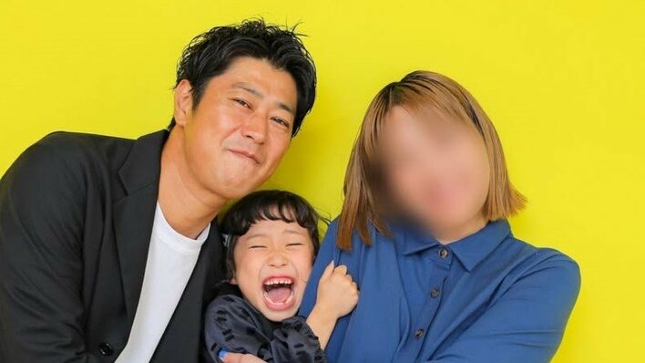 「ちょっと照れてる」パンサー尾形 妻の肩を抱き寄せた“貴重”な夫婦2ショットに反響「凄くお似合い」「仲良しで憧れます」