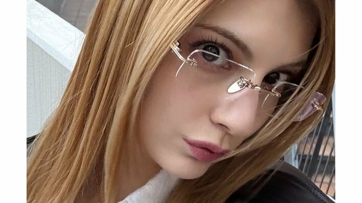 「足なげぇ〜」マギー 美脚あらわな春のミニスカモノトーンコーデ披露！眼鏡＆金髪ストレートのクールな姿に「最強クラス」