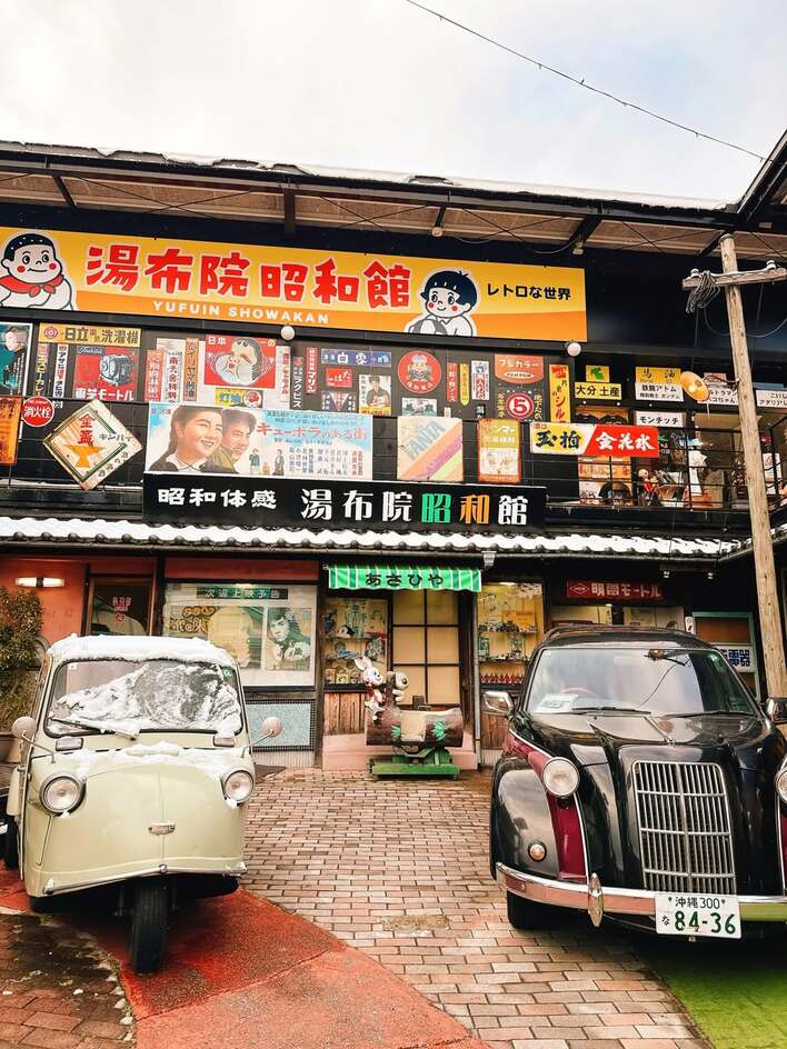 スザンヌ 家族旅で昭和のレトロ車ショット披露！湯布院での