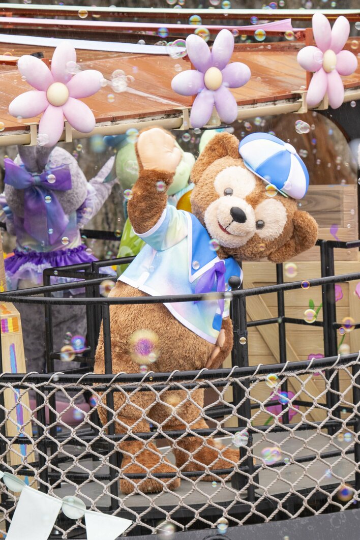 必見！】ダッフィーたちが20周年衣装に身を包み登場する水上