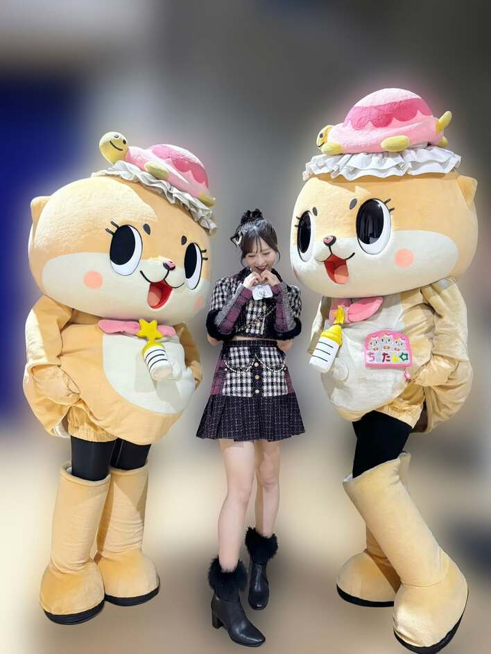 AKB48小栗有以 2匹の“脚見せちぃたん☆”と一緒に美脚披露！？「神対応