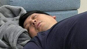 ジャンボたかおの“ズートピア2過ぎる”寝姿が話題！183センチ・130キロの体格でおへそが見えたままスヤスヤ 本人も思わず「セイウチ過ぎる」