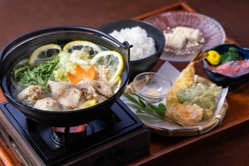 The Ryokan Tokyo YUGAWARAに、湯河原の魅力をもっと知るための夕食「文豪の系譜を辿る地鶏鍋御膳」が新登場