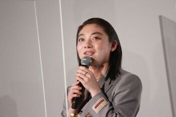 三浦透子 オスカー像を持ち上げてひと言「そんなに重くない」
