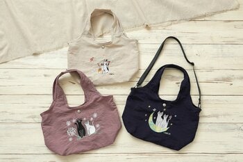 【OKABE TETSURO(おかべてつろう)】WEB限定で先行予約スタート！愛らしい猫を繊細な刺繍で描いた、約120gの軽量2WAYバッグ。秋のお出かけや旅行にもぴったりな使いやすいデザインです。