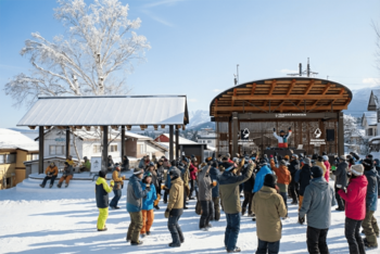長野県HAKUBA VALLEY 「白馬つがいけマウンテンリゾート」に、日本初となる温泉足湯×DJブースを同時に楽しめる「Ashiyu Stage & Lounge」が誕生