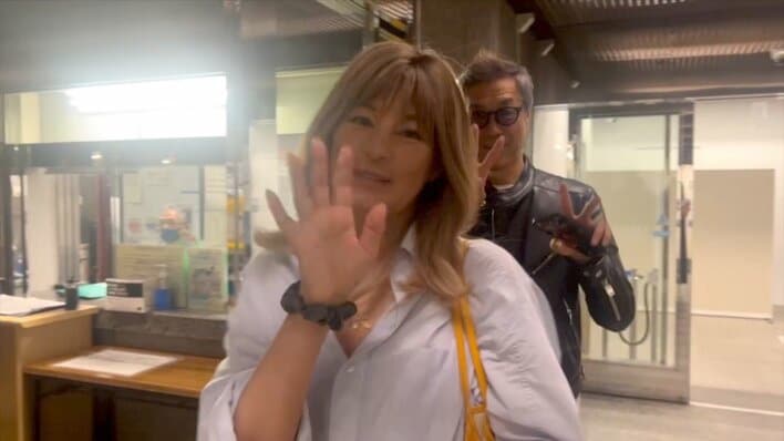 【画像34枚】梅宮アンナと59歳のお相手が婚姻届を提出した時の2S写真を見る