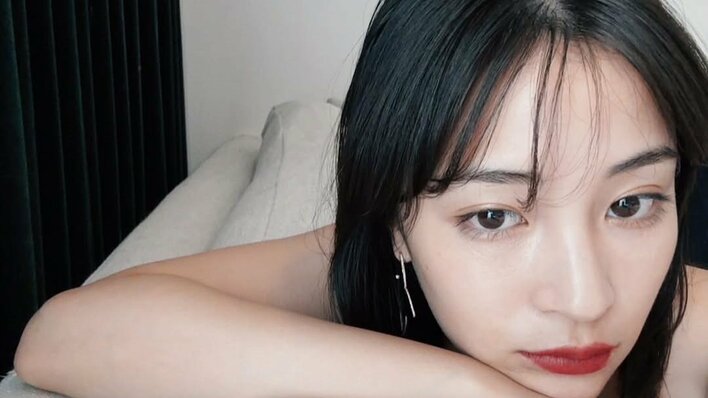 「女神様」広瀬すず 黒タイトドレス姿を披露！「大人すずだな」「美しすぎ」とカンヌ映画祭のオフショットに絶賛の声<br />