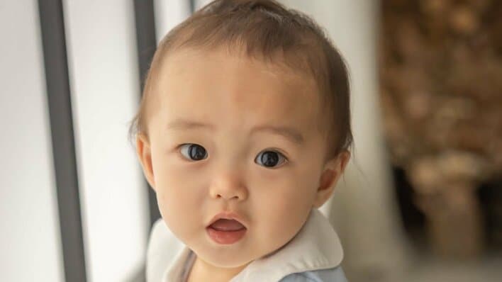 「根性ありますね」生後10ヵ月赤ちゃんが全力でベッドによじよじ！登り切った後の“満身創痍”な姿に「可愛すぎる」「将来はオリンピック」【激かわキッズ奇跡の瞬間】