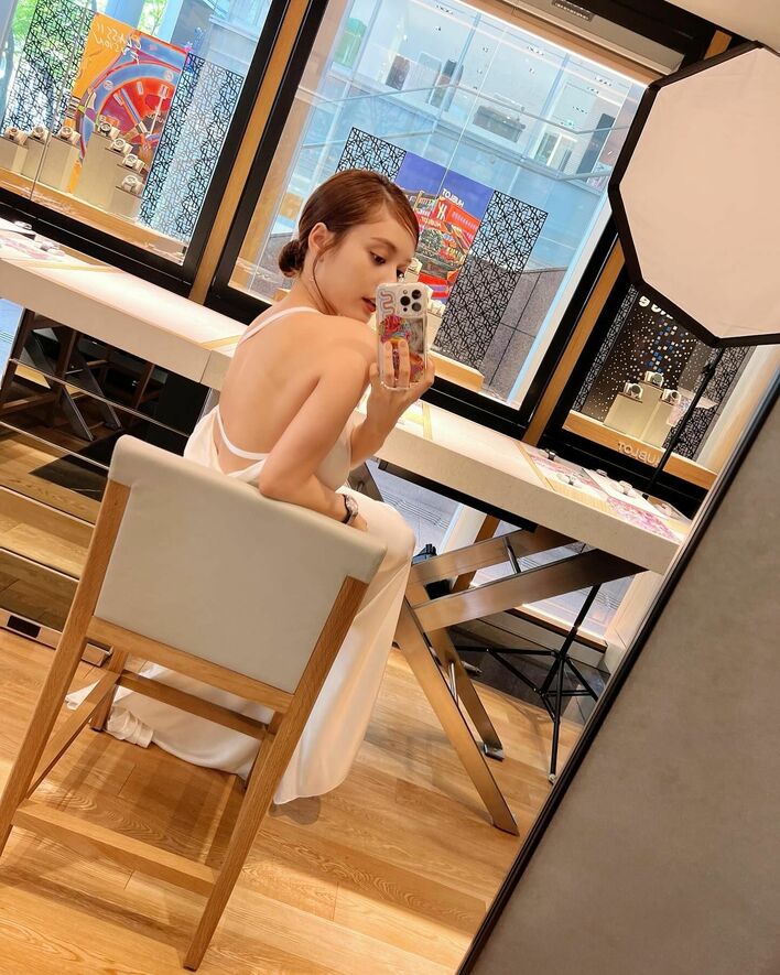 かっ可愛い」谷まりあ 大胆背中ドレス＆もふもふ姿公開 “表情七変化”も