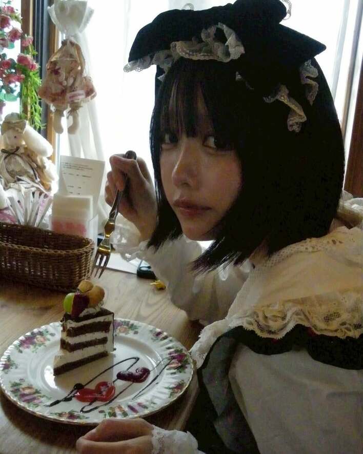 さすがに爆沸き」あのちゃん ロリータファッション披露！舌を出