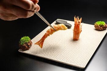 【京都・高台寺丹虎】年末年始限定の「特選天ぷら会席」を提供。10席のカウンターで、職人が目の前で揚げる天ぷらを堪能