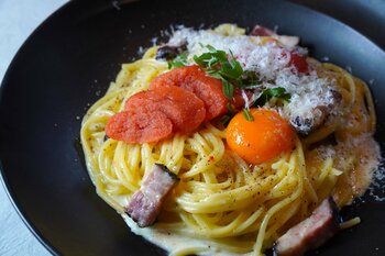 目の前で炎が上がる！博多産スモーク明太子を使った「炎のカルボナーラ」2月限定で新登場【恵比寿CheeseTavernCASCINA 】