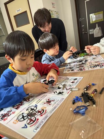 【夏休みの自由研究に】荒川区・西尾久で子ども向けドローンイベント豪華3本立てを開催｜お菓子つかみ取り・新スポーツ・組み立て教室の3企画｜7/11(土)申込開始
