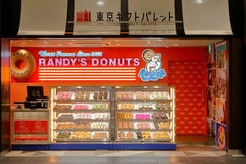 ロサンゼルスで大人気のドーナツショップ「ランディーズドーナツ 東京ギフトパレット店」2025年12月9日（火）　東京駅に国内3号店をグランドオープン！