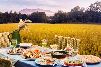 【リゾナーレ那須】黄金色に輝く田んぼで秋の恵みを丸ごと味わう、究極の獲れたてブランチ「YATAI to FARM」1日3組限定で今年も開催