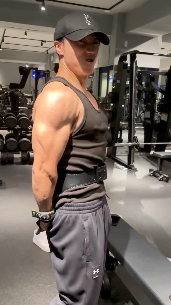 【画像6枚】コロチキ・西野のタンクトップがはち切れそうなバキバキボディーを見る