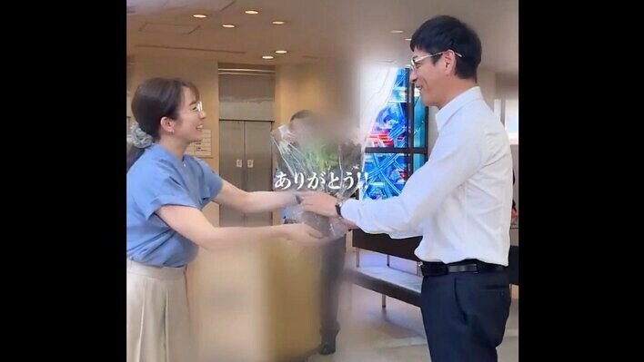 【実際の投稿】シャンパンコール風に誕生日を祝われる沢村一樹の動画を見る