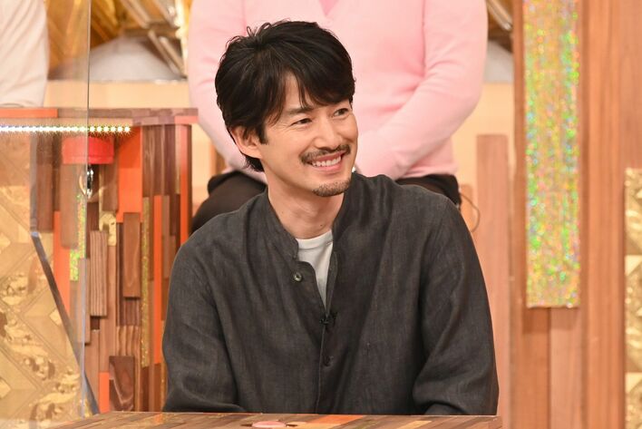 竹野内豊がスタジオ登場！激レア写真の紹介に「やめてほしいですね」と“イケボ”で照れまくり