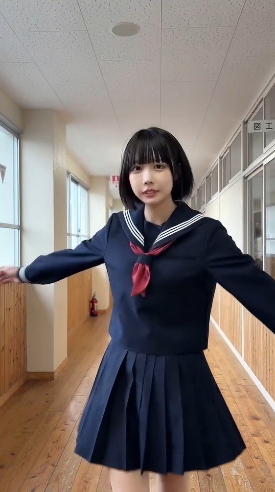 現役バリバリですやん」あのちゃん セーラー服×紺ハイソ姿にファン歓喜