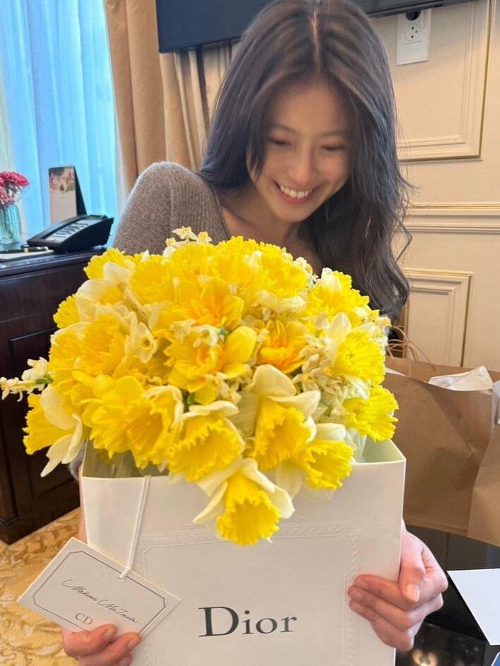 今田美桜 レースの膝上ミニ丈ドレスでパリを満喫！クールな姿からオフ