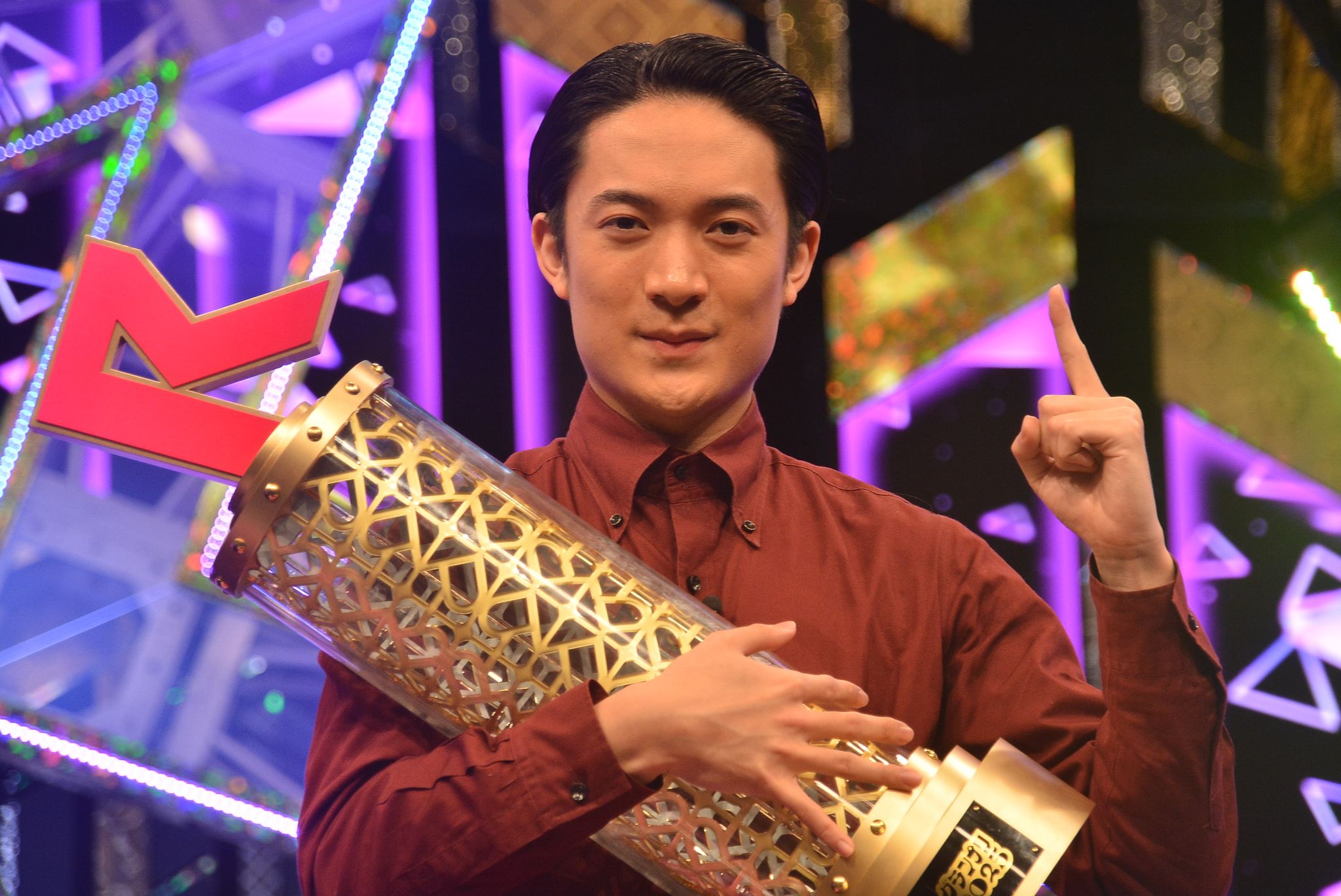 R-1新王者の友田オレ 粗品から祝福され「うれしいです」と笑顔！賞金