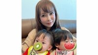 中川翔子 1歳双子弟の“ぶかぶかコーデ”披露！きゅるきゅるおめめで訴えるような愛らしい姿＆兄のハートポーズにもキュン「癒やされる」