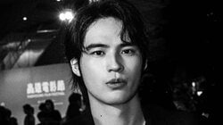 「誰、別人！！」水上恒司 アフロ姿の“衝撃”オフショット公開！ユーモアある躍動感満載な姿に「びっくりした」とファン騒然