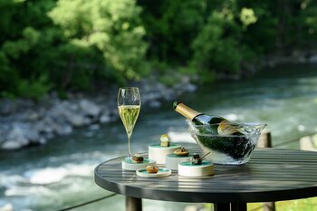 【奥入瀬渓流ホテル】せせらぎと深緑に包まれながら、ウニやアワビなど青森の夏の味覚を味わうフレンチレストラン「Sonore」夏限定メニュー