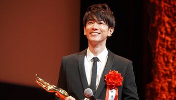 佐藤健「間違いなく世界で一番のチーム」ユーザー投票での受賞に感謝
