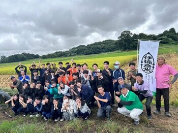 【国際調理製菓専門学校】調理師養成課程の1年生が弥彦村で稲刈り体験を実施