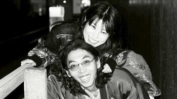 柄本時生＆さとうほなみ おんぶツーショットを披露！互いの愛用品を並べた個性あふれる結婚報告に「写真も素敵」「お似合いすぎる」