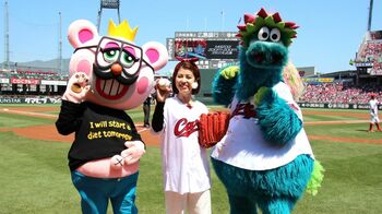 神田愛花 有言実行のノーバン投球！大好きなカープ戦で人生初の始球式 サイン交換も見せ会場を沸かせる