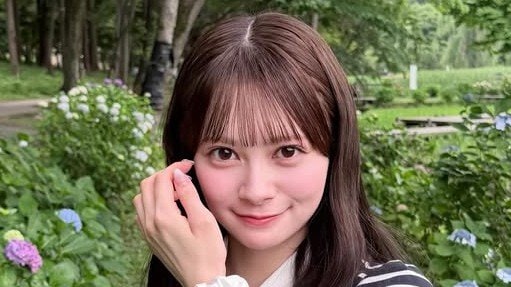 「スタイル良すぎ」AKB48・伊藤百花 ミニ丈ワンピ姿で美スタイルを披露！緑に囲まれ満開の笑顔に「アジサイよりも華がありますよ」