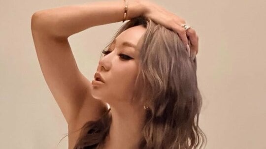 第2子妊娠中の倖田來未 体のライン際立つ黒ワンピ姿を披露！艶やかメイクに釘付けの自撮りショットも「ママがスーパースターとか無敵」「体に気をつけて」