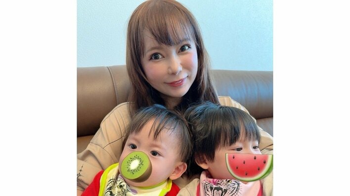 中川翔子 1歳双子弟の“ぶかぶかコーデ”披露！きゅるきゅるおめめで訴えるような愛らしい姿＆兄のハートポーズにもキュン「癒やされる」