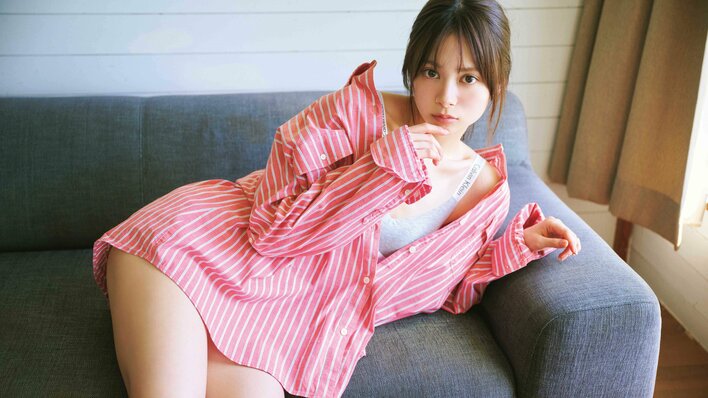 20周年迎えたAKB48新センター・伊藤百花 1stフォトブック発売！「大人っぽい私を見て」大きめシャツでソファでくつろぐプライベート感溢れるショット解禁