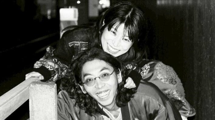 柄本時生＆さとうほなみ おんぶツーショットを披露！互いの愛用品を並べた個性あふれる結婚報告に「写真も素敵」「お似合いすぎる」