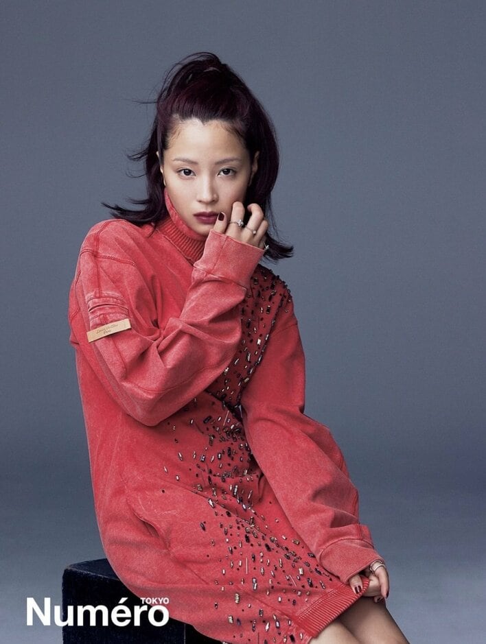 別人かと」広瀬すず 赤髪×赤リップで雰囲気がらりなモードスタイル披露