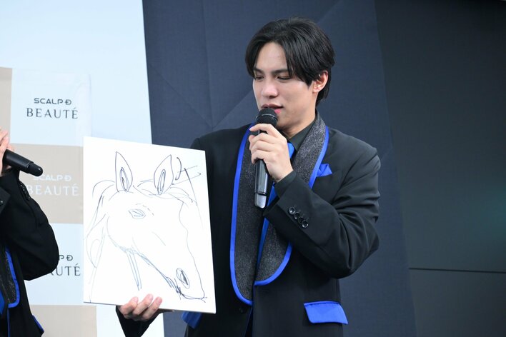 MATSURI 特技を同時披露するカオスな就任式 30秒で描いた絵のウマさに